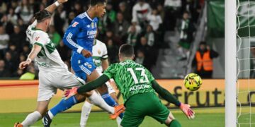 El Madrid tropieza en Elche y solo rescata un empate