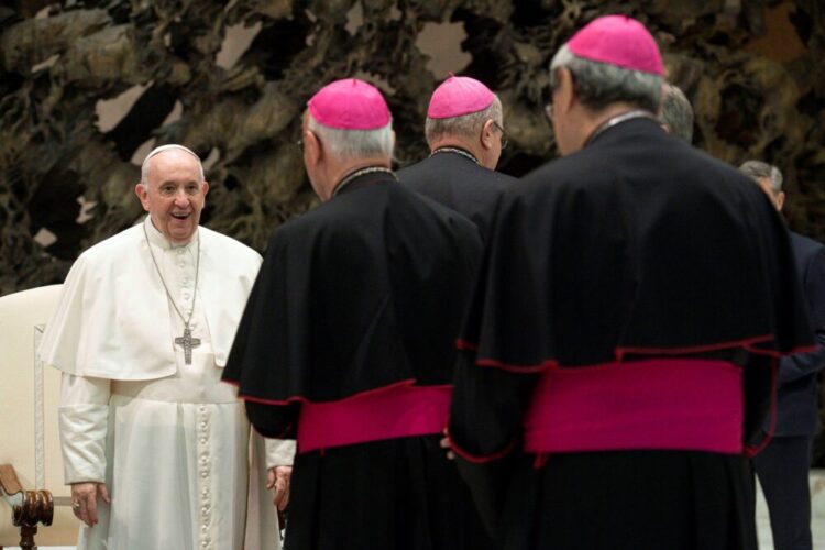 Vatican City (Vatican City State (holy See)), 06/10/2021.- A handout picture provided by the Vatican Media shows Pope Francis leading the weekly general audience in Paolo VI Hall, Vatican City, 06 October 2021. (Papa) EFE/EPA/VATICAN MEDIA HANDOUT HANDOUT EDITORIAL USE ONLY/NO SALES