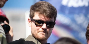 Extrema derecha estadounidense se fractura ante la figura de Nick Fuentes y su discurso radical