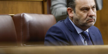 Ábalos encara una posible entrada en prisión sin recursos y decidido a mantener su escaño