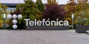Telefónica recorta su dividendo y decepciona al mercado con un plan sin grandes movimientos