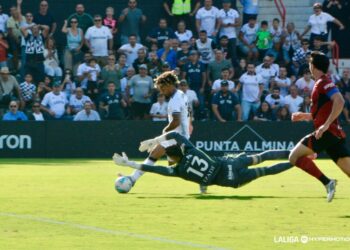 El Juez de Competición decidirá la fecha para reanudar el Ceuta–Almería ante la falta de acuerdo