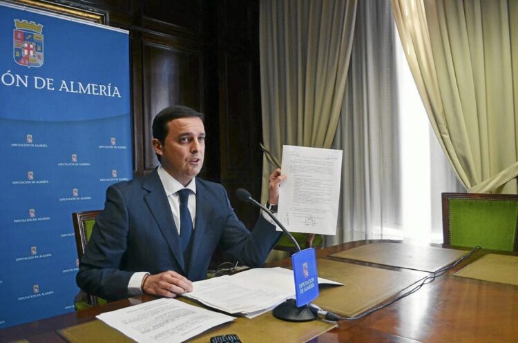 El vicepresidente de la Diputación de Almería, muestra el escrito enviado al fiscal. Horizontal