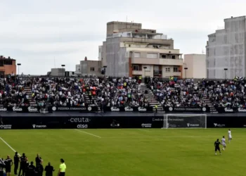 Luto en el fútbol ceutí: fallece un aficionado durante el Ceuta–Almería y el partido queda suspendido