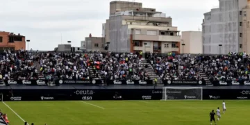 Luto en el fútbol ceutí: fallece un aficionado durante el Ceuta–Almería y el partido queda suspendido