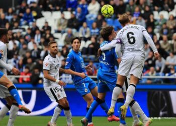 El Ceuta mereció más pero cae ante el líder en Riazor (2-1)
