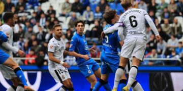 El Ceuta mereció más pero cae ante el líder en Riazor (2-1)