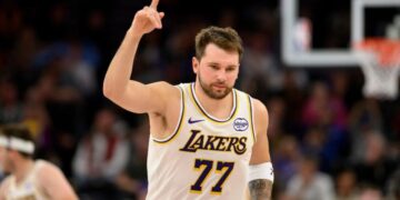 Doncic hace historia y dispara a los Lakers al triunfo frente a Utah