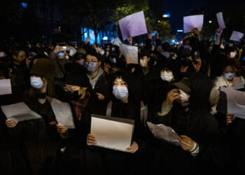 Tres años después del 2022, el precio de alzar un folio en blanco sigue marcando la vida de decenas de jóvenes en China