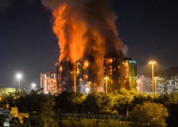 Un descomunal incendio en varios rascacielos de Hong Kong deja al menos catorce muertos