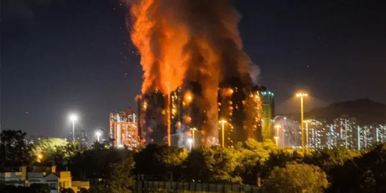 Un descomunal incendio en varios rascacielos de Hong Kong deja al menos catorce muertos