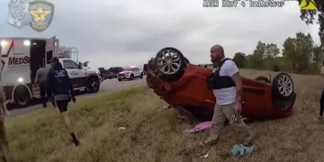 Un rescate heroico: policías salvan la vida de un bebé tras quedar atrapado bajo un coche en Texas
