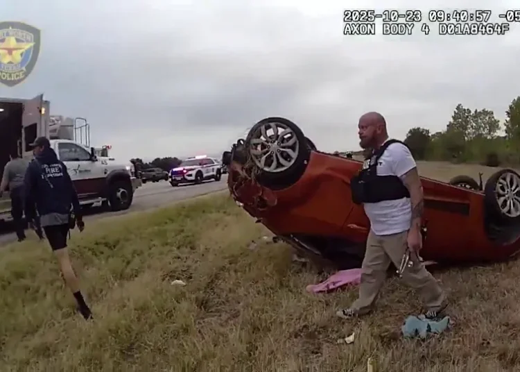 Un rescate heroico: policías salvan la vida de un bebé tras quedar atrapado bajo un coche en Texas