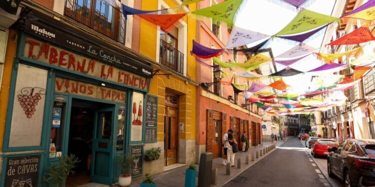 ¡Escándalo en Madrid! El bar que cobra 5€ por la aceituna y desata la guerra civil en la hosteleria