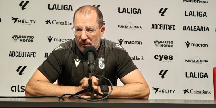 Indignación en el Ceuta: Romero denuncia un arbitraje que lastra al equipo jornada tras jornada