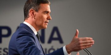 Sánchez afronta un pleno bajo fuego cruzado por la corrupción, los pactos y la vivienda