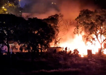 Dos heridos leves tras incendio en un campamento de barracas en Sant Andreu