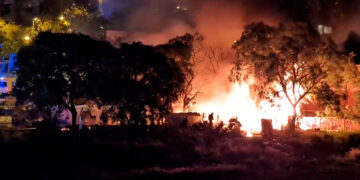 Dos heridos leves tras incendio en un campamento de barracas en Sant Andreu