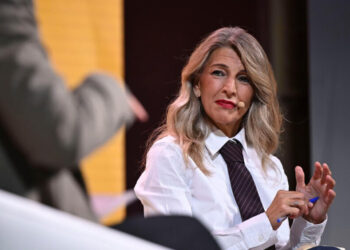 Sumar impulsa una renta básica juvenil de 550 euros y transporte gratuito para jóvenes