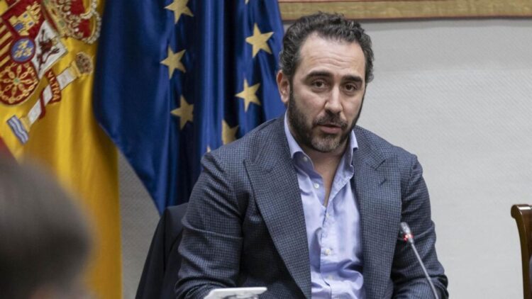 SANTA CRUZ DE TENERIFE, 30/01/2025.- El abogado y empresario Víctor de Aldama compareció este jueves en el Parlamento de Canarias en la comisión parlamentaria que investiga la compra de material sanitario por parte del Gobierno de Canarias durante la pandemia. EFE/ Miguel Barreto