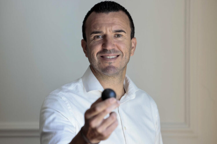 GRAFCVA4905. VALENCIA, 05/08/2023.- El presidente de la Diputación de Valencia y alcalde Gavarda, Vicente Mompó, explica a EFE que es aficionado a la pilota valenciana, que le gusta cocinar y disfruta comiendo, que es más de montaña que de playa, y que las películas en el cine las ve siempre con palomitas. EFE/Ana Escobar