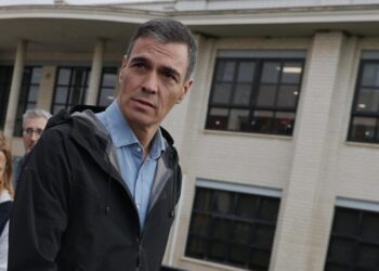 Cientos de personas piden la dimisión de Pedro Sánchez y lo llaman “asesino” frente al barranco del Poyo en Paiporta