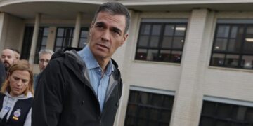 Cientos de personas piden la dimisión de Pedro Sánchez y lo llaman “asesino” frente al barranco del Poyo en Paiporta