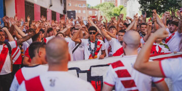 Álvaro obra el milagro: el Rayo remonta un 0-2 ante el Lech Poznan en una noche épica en Vallecas