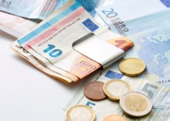 Empleado cobra por error 34 nóminas y se niega a devolver la suma: la Justicia dicta sentencia