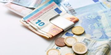 Empleado cobra por error 34 nóminas y se niega a devolver la suma: la Justicia dicta sentencia