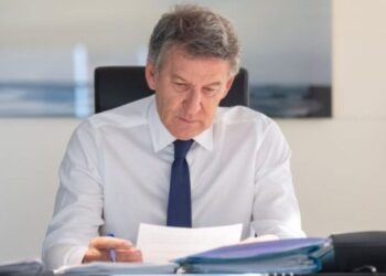 Feijóo exige a Sánchez una disculpa por el «bochorno» del fiscal: «Esta anomalía pesará siempre sobre él»