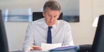 Feijóo exige a Sánchez una disculpa por el «bochorno» del fiscal: «Esta anomalía pesará siempre sobre él»