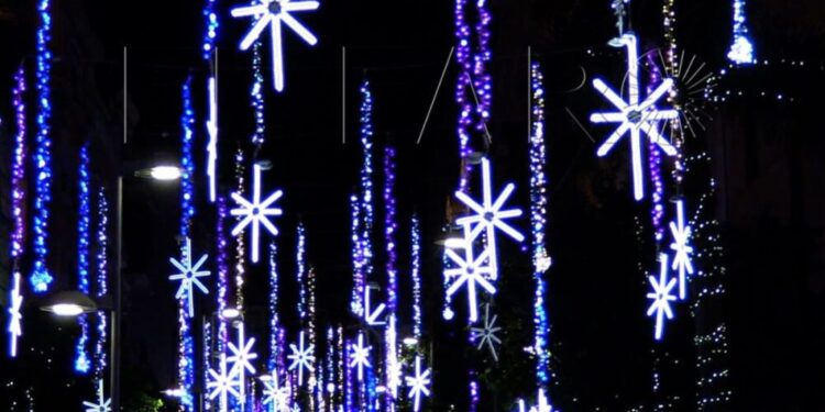 Ceuta brilla con más de 2,3 millones de luces LED para la Navidad 2025