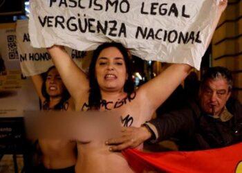 Tensión y agresión machista en una protesta de Femen durante una misa conmemorativa por Franco en Madrid