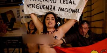 Tensión y agresión machista en una protesta de Femen durante una misa conmemorativa por Franco en Madrid