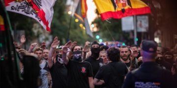 El Gobierno estudia sanciones tras los cánticos de “un tiro en la nuca” contra Sánchez en una marcha de Falange