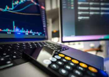 El Ibex 35 sube un 0,84% y roza de nuevo los 16.000 puntos tras una semana de pérdidas