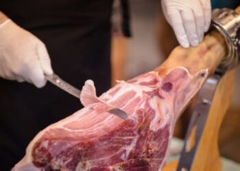 No tapes el jamón con su propia piel: el error que puede arruinar su sabor, según una de las marcas líderes