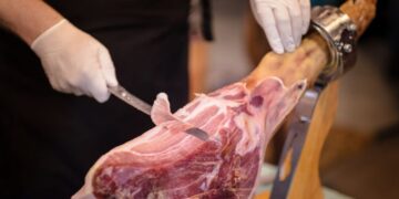 No tapes el jamón con su propia piel: el error que puede arruinar su sabor, según una de las marcas líderes