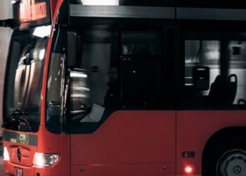 ¿Qué dice la Dirección General de Tráfico (DGT) sobre ceder el paso a los autobuses que salen de una parada?