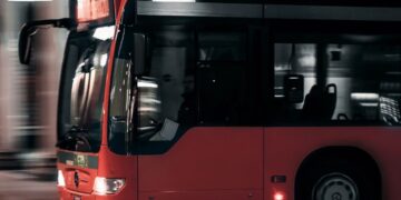 ¿Qué dice la Dirección General de Tráfico (DGT) sobre ceder el paso a los autobuses que salen de una parada?