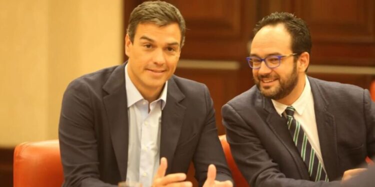El ‘fontanero’ de Pedro Sánchez, Hernando, asume los contactos con PNV y Bildu tras el relevo de Cerdán