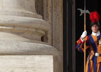 Vaticano abre investigación tras denuncia de comportamiento ofensivo de un guardia suizo en San Pedro