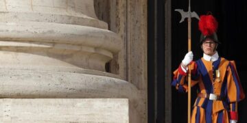Vaticano abre investigación tras denuncia de comportamiento ofensivo de un guardia suizo en San Pedro