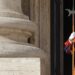 Vaticano abre investigación tras denuncia de comportamiento ofensivo de un guardia suizo en San Pedro