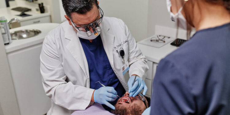 Tribunal de Ceuta condena a un dentista y su clínica por negligencia en tratamiento odontológico