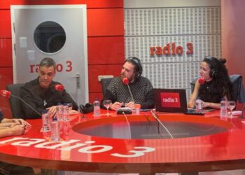Pedro Sánchez se acerca al público joven con música indie y TikTok: visita sorpresa a Radio 3