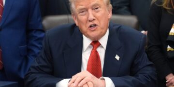 La BBC se disculpa con Trump pero rechaza su demanda monetaria