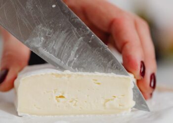 Alerta alimentaria en España: toxina estafilocócica detectada en queso Cabrales