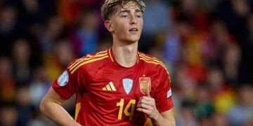 La RFEF desconvoca finalmente a Dean Huijsen por molestias musculares pese a que había viajado con la selección a Sevilla